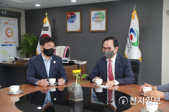 박상돈 천안시장(오른쪽)과 황천순 의장이 10일 시장실에서 천안삼거리공원 재조성 사업 현안 사업 갈등 해결을 위해 대화를 하고 있다. (제공: 천안시) ⓒ천지일보 2021.6.10