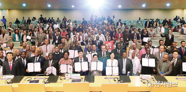 2018년 8월 16일 에티오피아 아프리카연합(AU) 본부에서 열린 아프리카 아디스아바바 회담에서 관계자들이 협약서에 서명한 후 기념사진을 촬영하고 있다. HWPL의 아프리카 평화활동은 현지에서 큰 호응을 얻었다. (제공: HWPL) ⓒ천지일보 2021.6.10