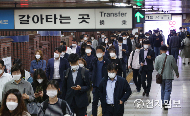 [천지일보=남승우 기자] 지하철 혼잡도(승차정원 대비 승객 수) 150% 이상일 경우 마스크 미착용 승객의 탑승을 제한하는 대중교통 ‘생활 속 거리두기’ 제도가 시행된 13일 오전 서울 지하철 서울역 4호선에서 시민들이 환승을 하기 위해 이동하고 있다. ⓒ천지일보 2020.5.13
