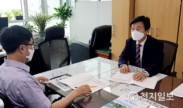조규일 진주시장(오른쪽)이 10일 기획재정부를 방문해 내년도 국비 확보와 주요 현안사업에 대한 협조를 요청하고 있다. (제공: 진주시) ⓒ천지일보 2021.6.10