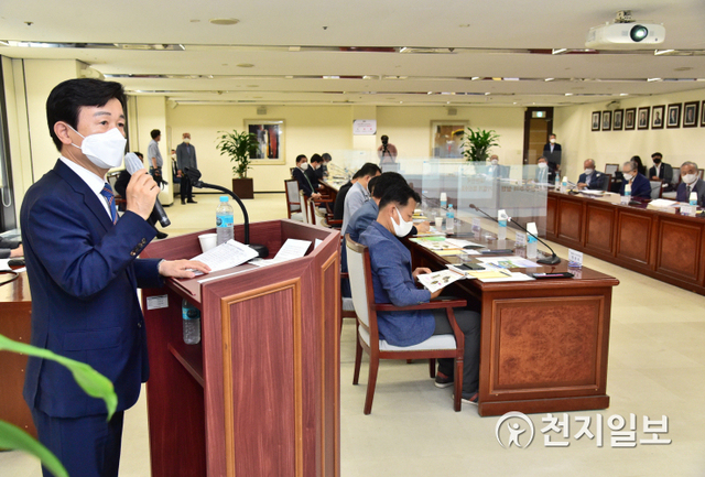 9일 서울 중구 한국프레스센터에서 열린 ‘이건희 미술관’ 진주시 유치 재경위원회 간담회에서 조규일 진주시장(왼쪽 첫번째)가 현안에 대해 발표하고 있다. (제공: 진주시) ⓒ천지일보 2021.6.9