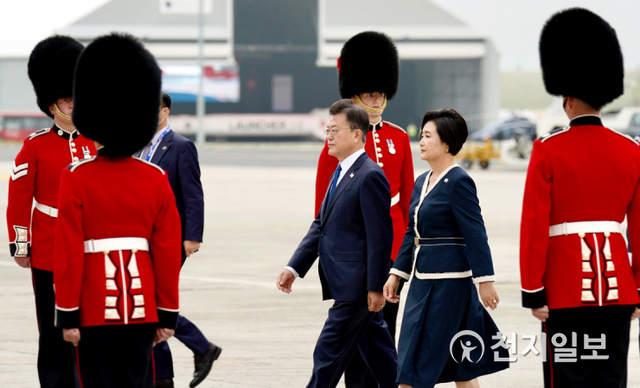 [천지일보=박준성 기자] G7(주요 7개국) 정상회의에 참석하는 문재인 대통령과 김정숙 여사가 11일 오후(현지시간) 영국 콘월 뉴키 공항에 도착, 숙소로 이동하고 있다. (제공: 청와대) ⓒ천지일보 2021.6.12