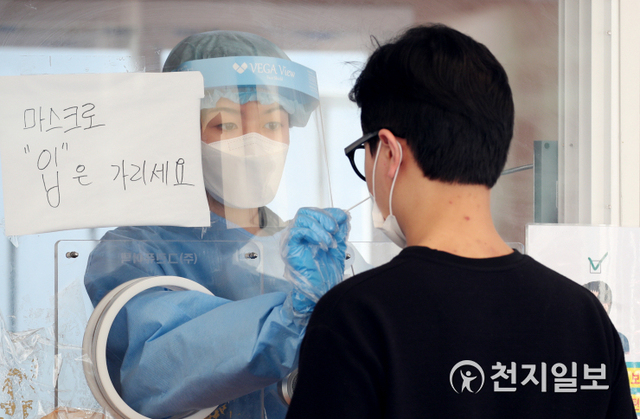 [천지일보=박준성 기자] 22일 오전 서울역 광장에 마련된 신종 코로나바이러스 감염증(코로나19) 임시선별진료소에서 의료진이 시민의 검체를 채취하고 있다. ⓒ천지일보 2021.5.22