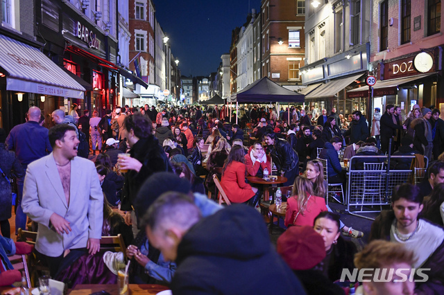 런던 소호 식당가의 야외 테이블에 사람들이 몰려 있다. (출처: 뉴시스)
