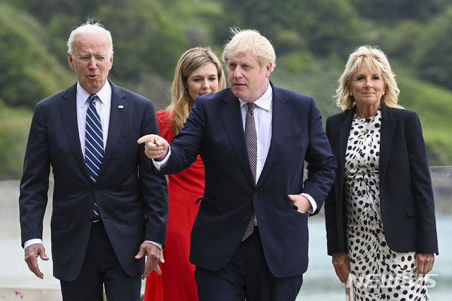 10일(현지시간) 조 바이든 미국 대통령과 캐리 존슨 영국 총리, 보리스 존슨 영국 총리, 질 바이든 영부인이 영국 콘월의 카비스 베이 호텔 밖을 산책하고 있다. (출처: 뉴시스)