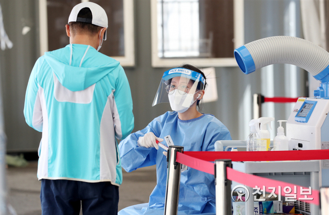 [천지일보=박준성 기자] 국내 신종 코로나바이러스 감염증(코로나19) 신규 확진자 수가 500명대 중반을 기록한 12일 오전 서울 중구 서울역 광장 임시선별검사소에 시민들이 검체키트를 받고 있다. ⓒ천지일보 2021.6.12
