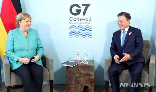 G7 정상회의 참석차 영국을 방문 중인 문재인 대통령이 12일(현지시간) 영국 콘월 카비스베이 양자회담장에서 앙겔라 메르켈 독일 총리와 양자회담을 하고 있다. (출처: 뉴시스)