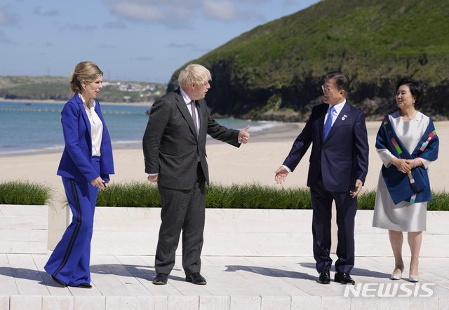 [콘월=AP/뉴시스] 지난 11일(현지시간) 영국 콘월의 카비스베이 해변에서 주요 7개국(G7) 정상회의 기념촬영 전 문재인 대통령(왼쪽에서 두번째)과 보리스 존슨 영국 총리(오른쪽에서 두번째)가 인사를 나누고 있다. 2021.06.13.