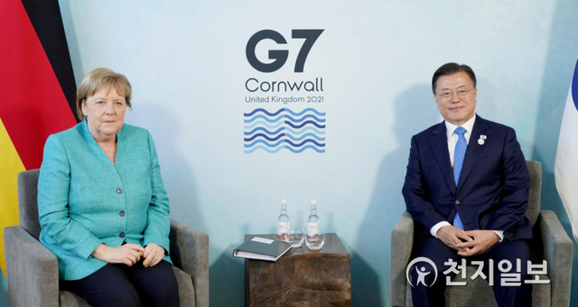 [천지일보=박준성 기자] G7 정상회의 참석차 영국을 방문 중인 문재인 대통령이 12일(현지시간) 영국 콘월 카비스베이 양자회담장에서 열린 앙겔라 메르켈 독일 총리와의 양자회담에 참석해 있다. (제공: 청와대) ⓒ천지일보 2021.6.12