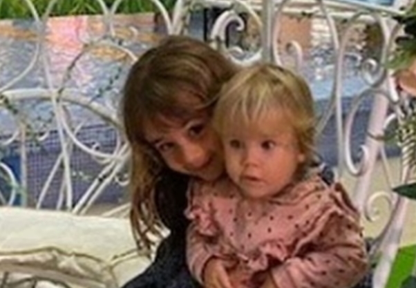 스페인에서 친아버지가 사진의 어린 두 딸을 살해한 뒤 바다에 잔혹하게 유기하고 도주한 것으로 밝혀지면서 스페인 전역이 충격에 빠졌다. (출처: 데일리메일 기사 캡처)