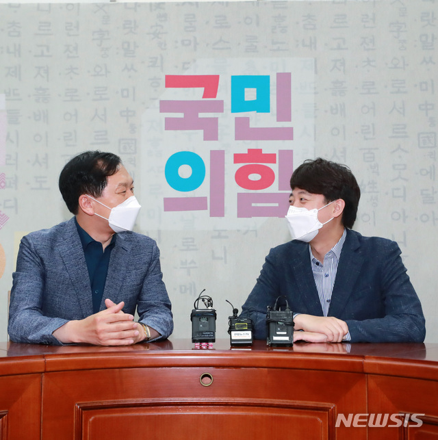 국민의힘 이준석 대표, 김기현 원내대표가 13일 서울 여의도 국회 당 대표실에서 주요 당직자 인선 논의 전 대화하고 있다. (출처: 뉴시스)