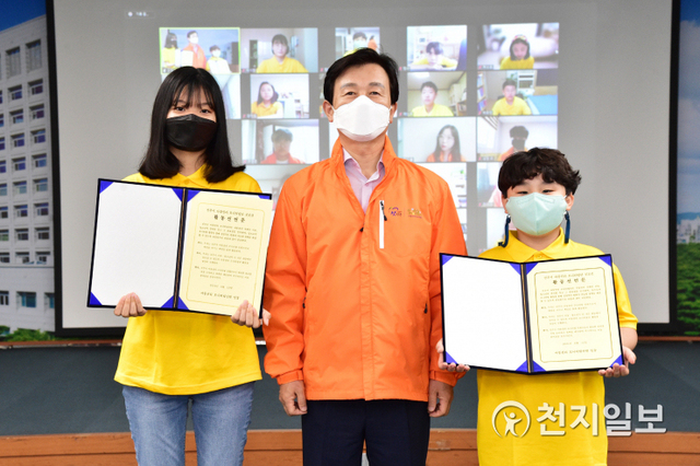 지난 12일 진주시청에서 아동권리 모니터링단 발대식이 열린 가운데 조규일 시장(가운데)을 비롯한 단원들이 기념촬영을 하고 있다. (제공: 진주시) ⓒ천지일보 2021.6.13