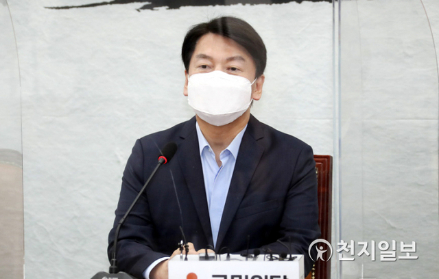 [천지일보=박준성 기자] 국민의당 안철수 대표가 4일 서울 여의도 국회에서 국민의힘 김기현 당대표 권한대행 겸 원내대표를 접견, 인사말을 하고 있다. (제공: 국민의힘) ⓒ천지일보 2021.5.4