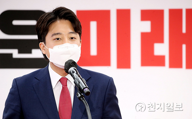 [천지일보=박준성 기자] 국민의힘 이준석 신임 대표가 11일 서울 영등포구 국민의힘 중앙당사에서 열린 전당대회에서 수락 연설을 하고 있다. (제공: 국민의힘) ⓒ천지일보 2021.6.11