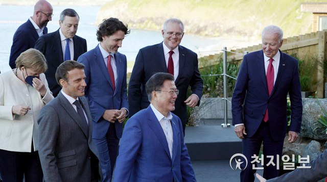 [천지일보=박준성 기자] G7 정상회의 참석차 영국을 방문 중인 문재인 대통령이 12일(현지시간) 영국 콘월 카비스베이 양자회담장 앞에서 참가국 정상들과 기념사진을 촬영한 후 이동하고 있다. (제공: 청와대) ⓒ천지일보 2021.6.13