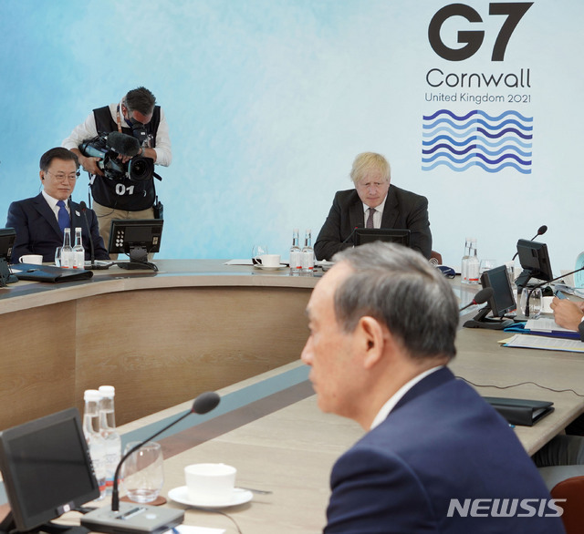 [콘월(영국)=뉴시스] 박영태 기자 = 문재인 대통령이 13일(현지시간) 영국 콘월 카비스베이에서 열린 '기후변화 및 환경' 방안을 다룰 G7 확대회의 3세션에 참석해 있다. 왼쪽부터 시계방향으로 문 대통령, 영국 보리스 존슨 총리, 일본 스가 요시히데 총리.