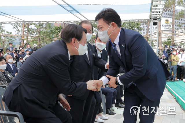 [천지일보=남승우 기자] 윤석열 전 검찰총장(왼쪽)과 더불어민주당 송영길 대표가 9일 오후 서울 중구 남산예장공원 개장식에 참석, 인사를 나누고 있다. ⓒ천지일보 2021.6.9