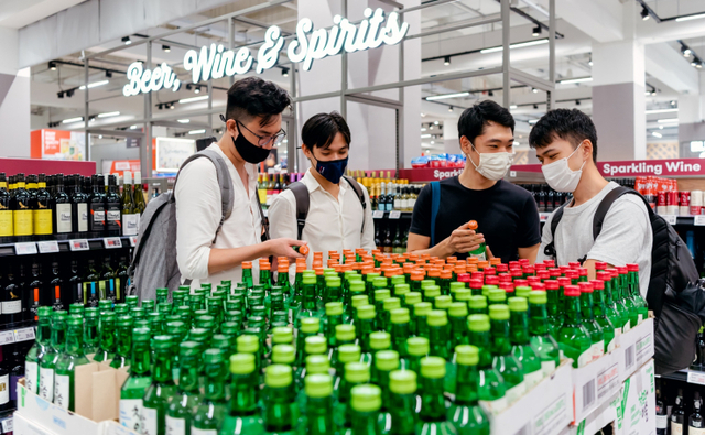 싱가포르의 유통 체어점인 페어프라이스에서 소비자들이 참이슬과 청포도에이슬 등의 과일리큐르 제품을 구입하고 있다. (제공: 하이트진로)
