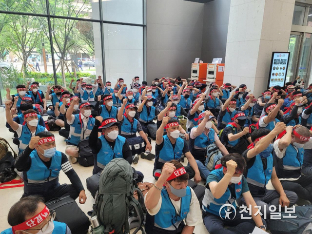 [천지일보=김빛이나 기자] 전국택배노동조합(택배노조) 소속 우체국택배 노조원들이 14일 오후 서울 여의도 포스트타워 로비에서 점거 농성을 벌이고 있다. (제공: (택배노조) ⓒ천지일보 2021.6.14
