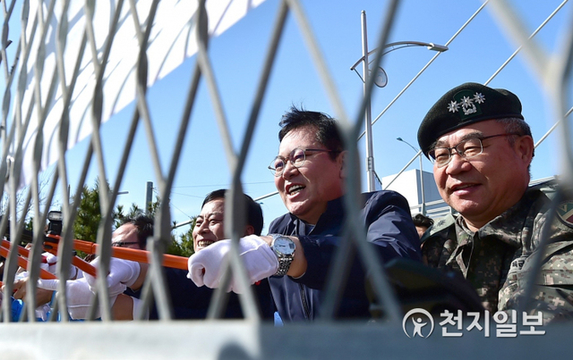 박남춘 인천시장(앞에서 두번째)이 지난 2019년 4월 8일 남동공단 해안도로 철책제거에 참여하고 있다. (제공: 인천시청) ⓒ천지일보 2021.6.15