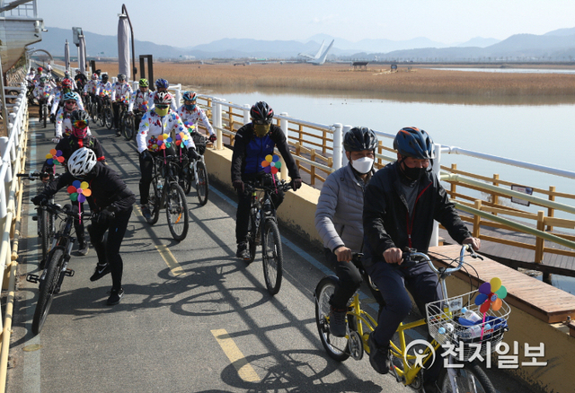 강진만생태공원 내 자전거도로에서 관광객들이 자전거라이딩을 하고 있다. (제공: 강진군) ⓒ천지일보 2021.6.15
