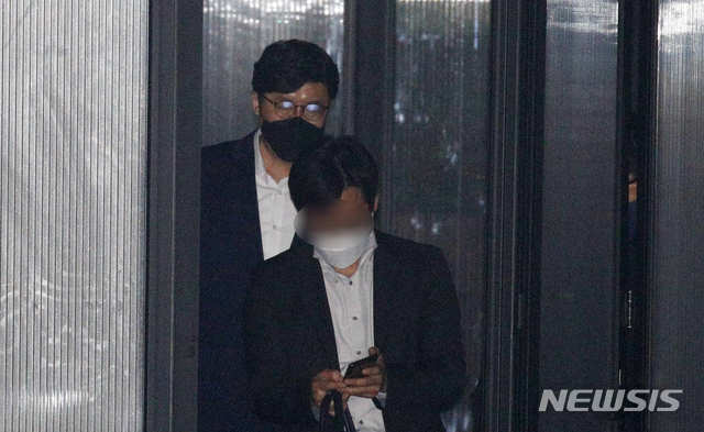 '윤중천 면담보고서 허위 작성' 혐의를 받는 이규원 검사가 27일 오후 정부과천청사 고위공직자법죄수사처에서 피의자 신분으로 추가 조사를 마친 후 청사를 나서고 있다. (출처: 뉴시스)