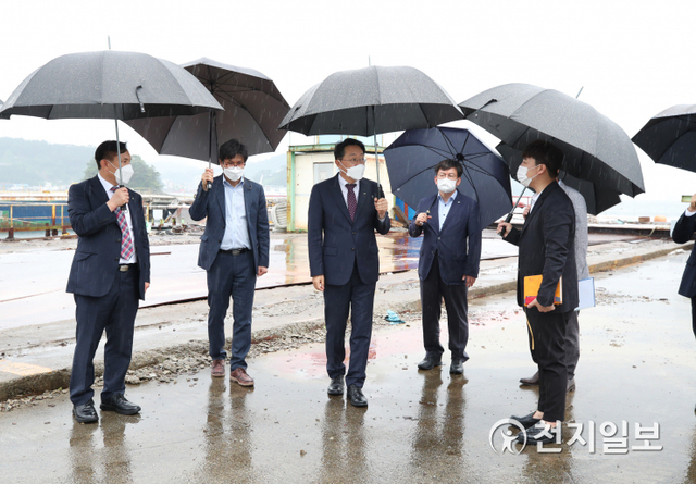 김현준 LH 사장(가운데)이 15일 통영 폐조선소 재생사업 현장을 방문해 사업 추진상황을 점검하고 있다. (제공: LH) ⓒ천지일보 2021.6.15