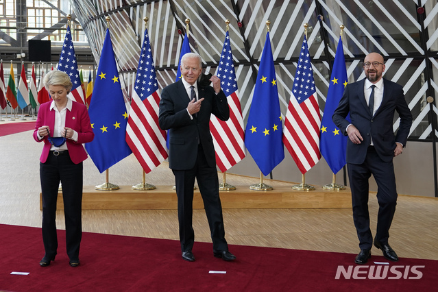 조 바이든 미국 대통령은 15일(현지시간) 벨기에 브뤼셀에서 우르줄라 폰데어라이엔 EU 집행위원장, 샤를 미셸 EU 정상회의 상임의장과 회동했다. (출처: 뉴시스)