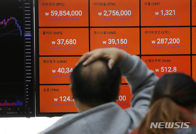 [서울=뉴시스] 박주성 기자 = 비트코인 국내 거래 가격이 5천만원대 까지 내려간 23일 서울 강남구 암호화폐 거래소 빗썸 강남고객센터에서 전광판에 비트코인 등 거래가격이 표시되고 있다.
