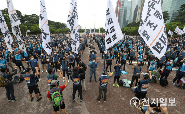 [천지일보=남승우 기자] 전국택배노동조합 소속 우체국 택배 노동자들이 15일 오후 서울 영등포구 여의도공원에서 열린 사회적 합의 이행 촉구 상경 집회에서 구호를 외치고 있다. ⓒ천지일보 2021.6.15