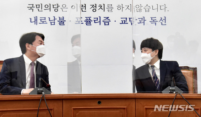 이준석 국민의힘 당 대표가 16일 오후 서울 여의도 국회에서 안철수 국민의당 대표와 대화를 하고 있다. (출처: 뉴시스)