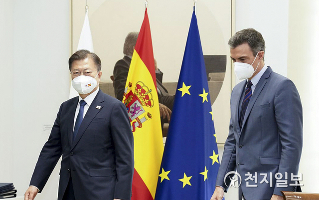 [천지일보=박준성 기자] 스페인을 국빈 방문 중인 문재인 대통령이 16일(현지시간) 스페인 마드리드 몬클로아 총리궁에서 열린 총리와의 회담 및 협정 서명식에 참석해 페드로 산체스 총리와 이동하고 있다. (제공: 청와대) ⓒ천지일보 2021.6.16