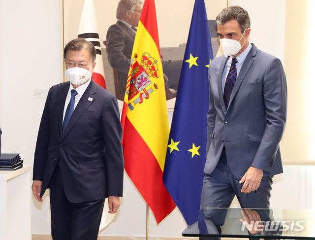 스페인을 국빈 방문 중인 문재인 대통령이 16일(현지시간) 스페인 마드리드 몬클로아 총리궁에서 열린 총리와의 회담 및 협정 서명식에 참석해 페드로 산체스 총리와 이동하고 있다. (출처: 뉴시스)