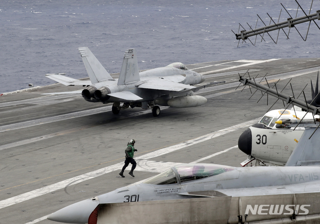6일 영유권 분쟁이 계속되는 남중국해의 국제수로를 순항중인 미 로널드 레이건호 갑판으로 전투기 한 대가 초계 업무를 마치고 착륙하고 있다. (출처: 뉴시스)