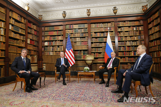 [제네바(스위스)=AP/뉴시스]16일(현지시간) 스위스 제네바의 '빌라 라 그랑주'에서 미러 소인수 회담을 시작하기 전 양측이 환담하고 있다. 왼쪽부터 토니 블링컨 미국 국무장관, 조 바이든 미국 대통령, 블라디미르 푸틴 러시아 대통령, 세르게이 라브로프 러 시아 외무장관이 앉아있다.