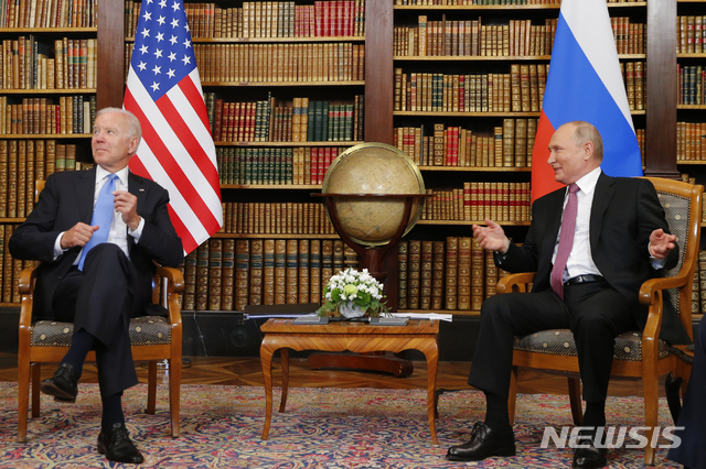 [제네바(스위스)=AP/뉴시스]16일(현지시간) 조 바이든 미국 대통령(왼쪽)과 블라디미르 푸틴 러시아 대통령이  스위스 제네바의 '빌라 라 그랑주'에서 첫 회담을 가지기 전 환담을 나누고 있다.