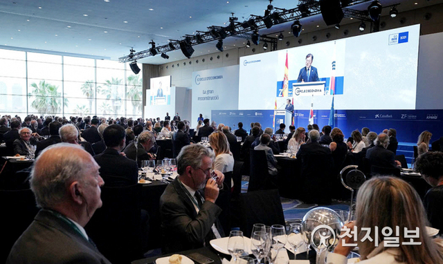 [천지일보=박준성 기자] 스페인을 국빈 방문 중인 문재인 대통령이 16일(현지시간) 스페인 바르셀로나 W호텔에서 열린 경제인협회 연례포럼 및 개막만찬에 참석해 연설하고 있다. (제공: 청와대) ⓒ천지일보 2021.6.16