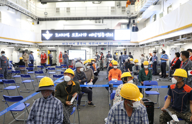 진도군 도서지역 주민들이 해군 한산도함에서 코로나19 예방접종을 위해 대기하고 있다. (제공: 진도군) ⓒ천지일보 2021.6.15