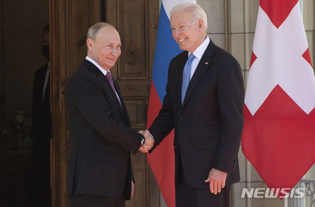 [제네바=AP/뉴시스]조 바이든(오른쪽) 미국 대통령과 블라디미르 푸틴 러시아 대통령이 16일(현지시간) 정상 회담이 열리는 스위스 제네바의 '빌라 라 그랑주'에 도착해 악수하고 있다.