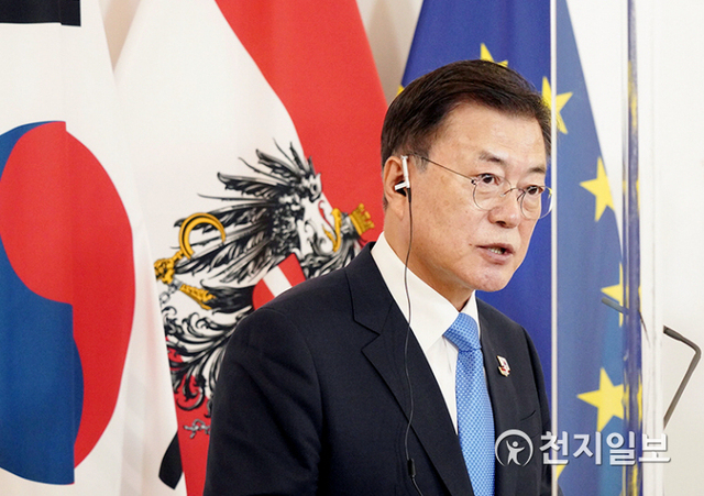 [천지일보=박준성 기자] 오스트리아를 국빈 방문중인 문재인 대통령이 14일(현지시간) 빈 총리실에서 제바스티안 쿠르츠 총리와 확대회담을 마치고 공동기자회견을 하고 있다. (제공: 청와대) ⓒ천지일보 2021.6.14