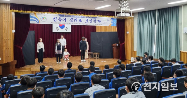 천안시체육회가 16일 중학교 선수들을 대상으로 학교폭력 예방을 위한 찾아가는 연극공연을 진행하고 있다. (제공: 천안시) ⓒ천지일보 2021.6.17