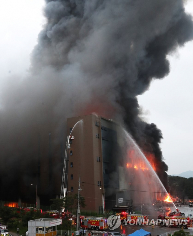 17일 경기도 이천시 마장면 쿠팡 덕평물류센터 화재 현장에서 불길이 솟아오르고 있다. (출처: 연합뉴스)