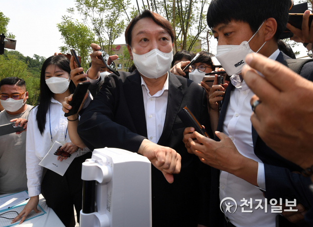 [천지일보=남승우 기자] 윤석열 전 검찰총장이 9일 오후 열린 서울 중구 남산예장공원 개장식에 참석, 입구에서 체온 측정을 하고 있다. ⓒ천지일보 2021.6.9