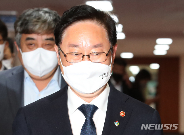 [서울=뉴시스] 박범계 법무부 장관이 8일 오전 서울 종로구 정부서울청사에서 영상으로 열린 국무회의에 참석하고 있다.  2021.06.08.