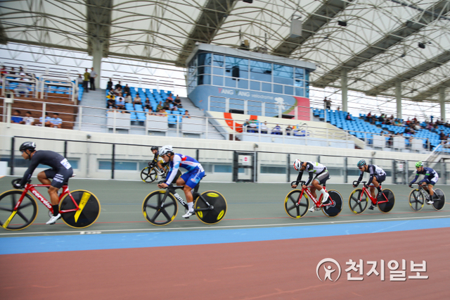 6월 26일부터 7월 3일까지 양양사이클경기장에서 ‘2021 KBS 양양 전국사이클선수권대회’가 열린다. 사진은 양양사이클경기장(벨로드롬)에서 트랙경기 모습 (제공: 양양군) ⓒ천지일보 2021.6.18