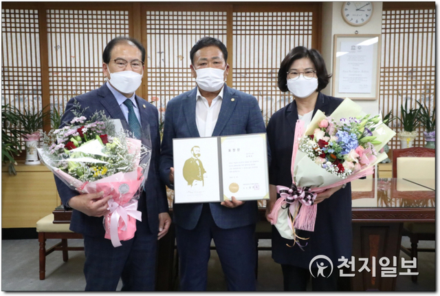 전북 정읍시의회 김재오 의원(가운데)이 지난 17일 ‘6.14 세계 헌혈자의 날’을 맞아 대한적십자사 전북혈액원장으로부터 표창장을 받고 기념사진을 촬영하고 있다. (제공: 정읍시의회) ⓒ천지일보 2021.6.18