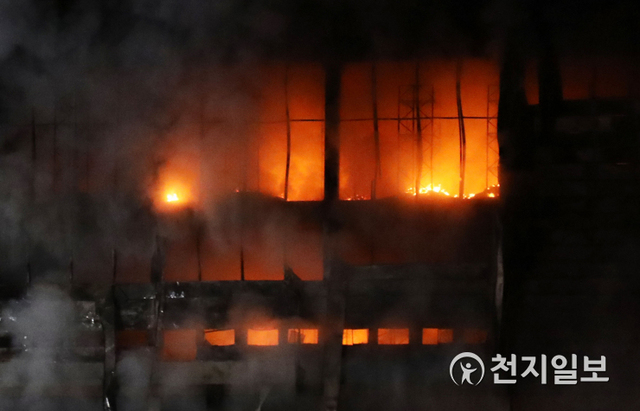 [천지일보=남승우 기자] 17일 오후 경기도 이천시 마장면에 위치한 쿠팡 덕평물류센터 화재현장에서 불길이 치솟고 있다.경기도소방재난본부와 쿠팡 등에 따르면 이날 오전 5시 20분께 경기 이천 마장면 덕평 쿠팡물류센터에서 불이 났다. 큰 불은 오전 8시 20분쯤 거의 잡혔으나 잔불을 정리하던 오전 11시 50쯤 불길이 다시 치솟으면서 현재까지 소방대가 진화작업을 벌이고 있다.이날 오후 7시 기준 진압대원 등 소방 인력 416명과 펌프차 등 장비 139대를 동원해 불이 난 쿠팡 물류센터 화재를 진압하고 있지만, 건물 최고 상층부인 지상 4층까지 화염이 확산된 상태다. ⓒ천지일보 2021.6.18