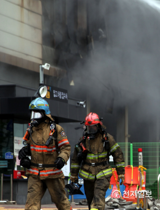 [천지일보 이천=원민음 기자] 18일 경기도 이천시 마장면 쿠팡 덕평물류센터 화재현장에서 소방관들이 진화 작업을 마치고 나오고 있다. ⓒ천지일보 2021.6.18