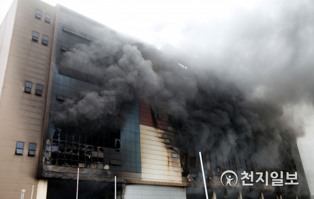 [천지일보 이천=원민음 기자] 18일 경기도 이천시 마장면 쿠팡 덕평물류센터 외벽이 전날 발생한 화재로 인해 검게 그을려 있다. ⓒ천지일보 2021.6.18
