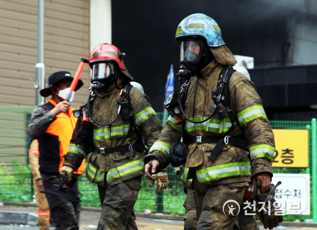 [천지일보 이천=원민음 기자] 18일 경기도 이천시 마장면 쿠팡 덕평물류센터 화재현장에서 소방관들이 진화 작업을 마치고 나오고 있다. ⓒ천지일보 2021.6.18